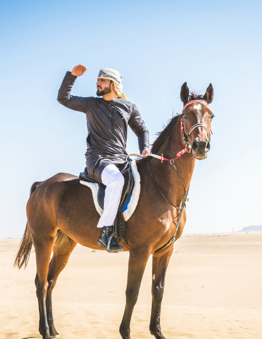 Arabian-man-with-horse-in-the-desert