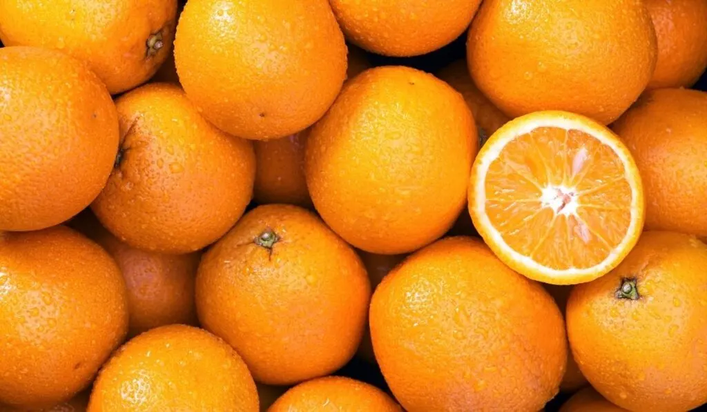 Whole and sliced oranges
