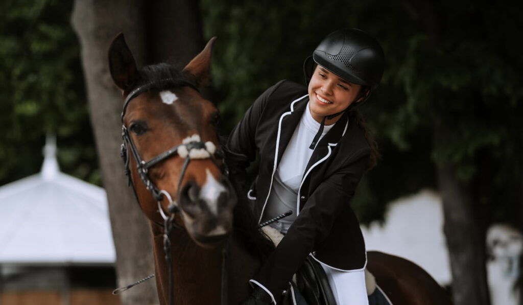 The sportswoman on a horse