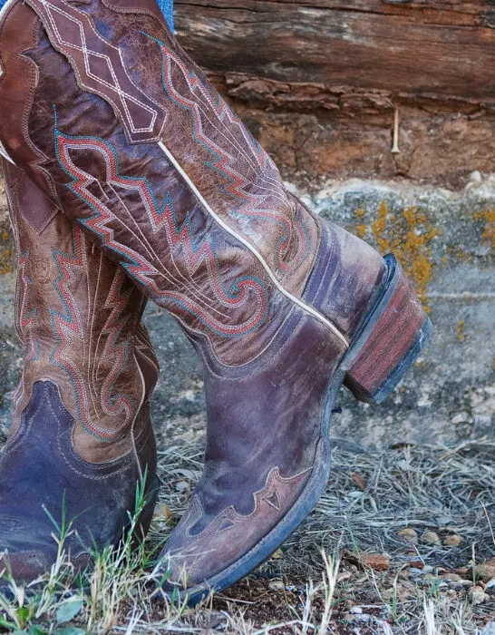Western-style-image-of-cowgirls-legs