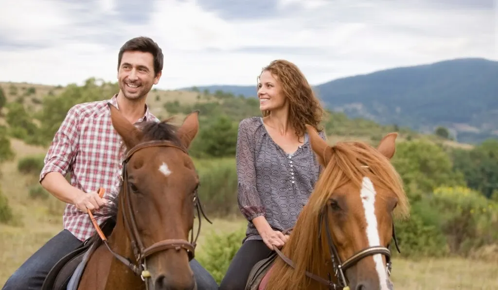 couple riding quarter horses