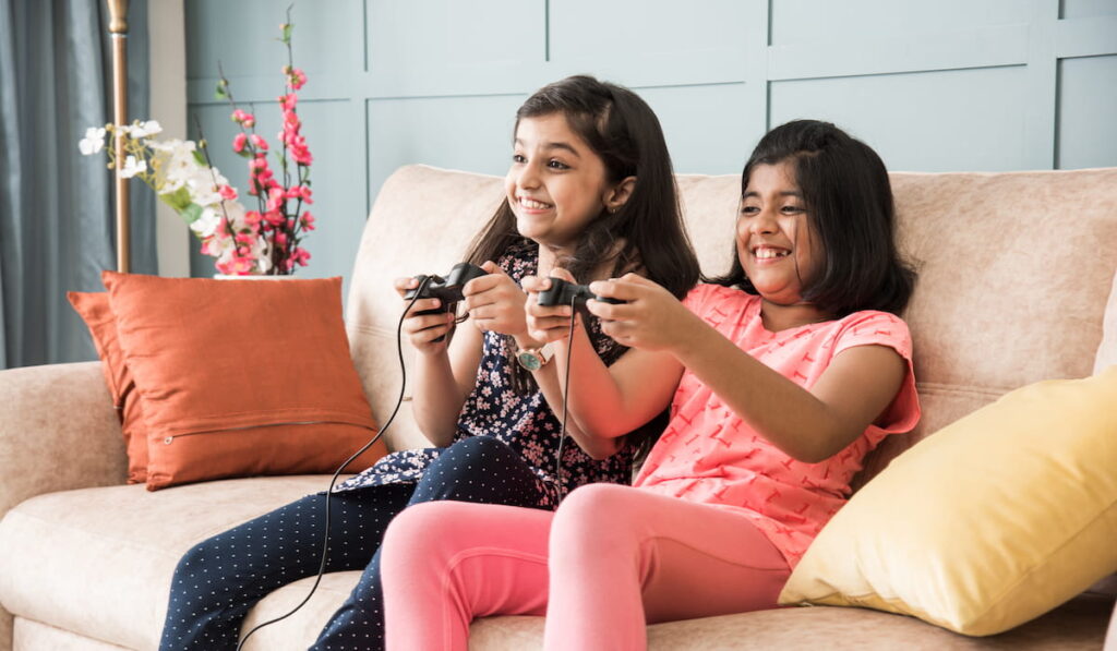 kids playing video game 