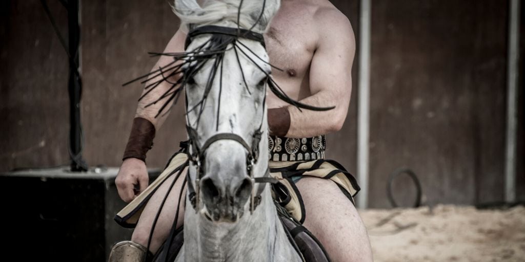 guerrier chevauchant un cheval fort cheval