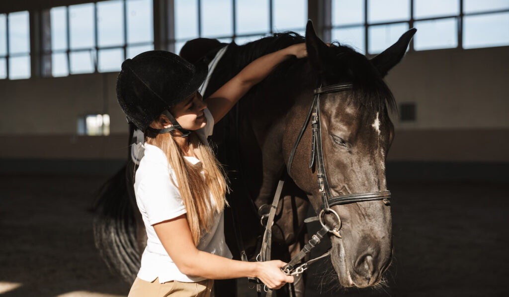 woman with hat touching her Tennessee Horse 